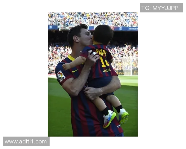 足球巨星温情瞬间抱娃接受采访展现父爱与运动员魅力