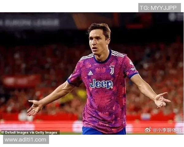 足球明星比心瞬间集锦展现他们的热情与友谊之美 足球明星比心瞬间集锦展现他们的热情与友谊之美