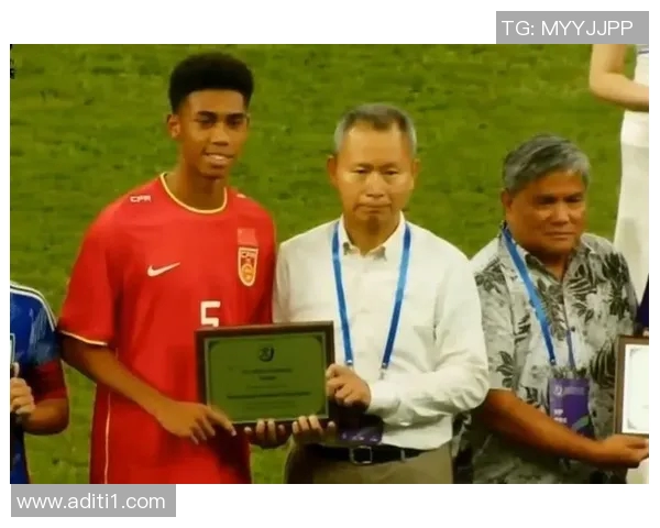 足球明星黑人携儿子接受专访分享家庭生活与足球梦想